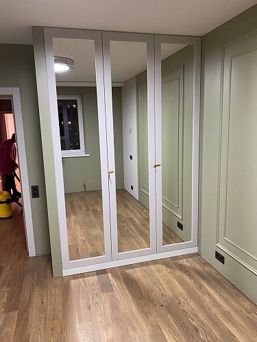 Шкаф-купе белый с зеркалом