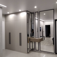 Шкаф для прихожей с черной фурнитурой