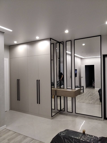 Шкаф для прихожей с черной фурнитурой