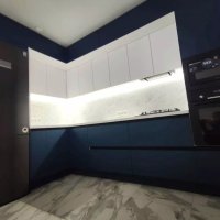 Современная линейная кухня в двух цветах