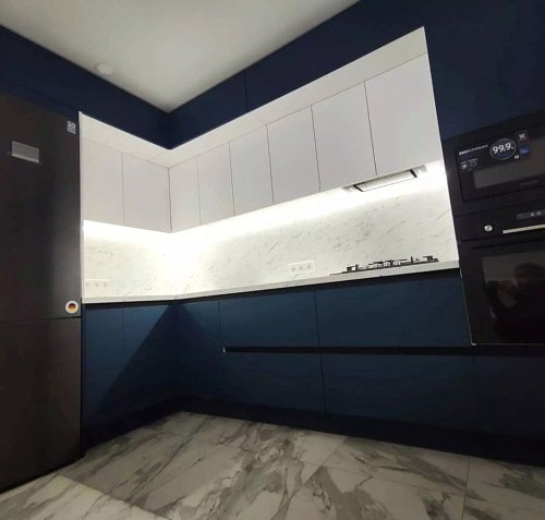 Современная линейная кухня в двух цветах