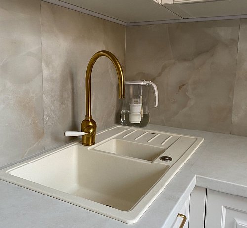 Светлая кухня из массива со столешницей из кварца