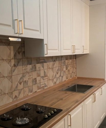 Кухня прямая (линейная) с крашеным белым фасадом