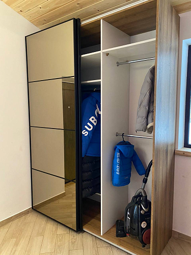 Шкаф распашной зеркальный