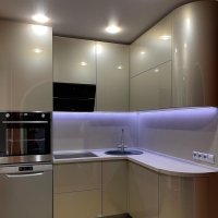 Не большая кухня с гнутыми фасадами и подсветкой