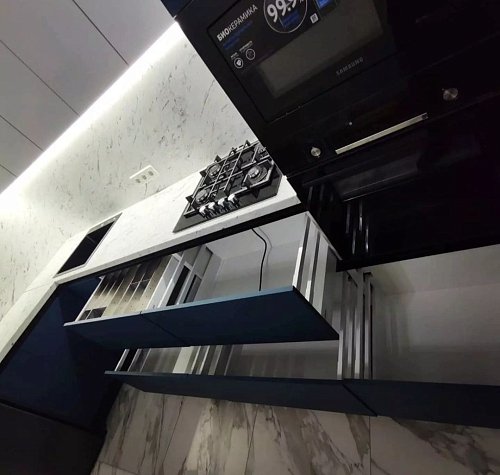 Современная линейная кухня в двух цветах