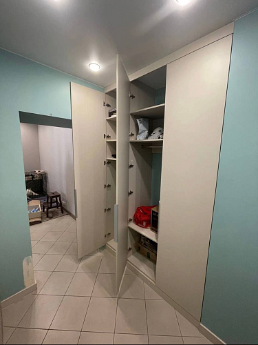 Шкаф распашной встроенный