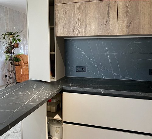 Угловая кухня с барной стойкой