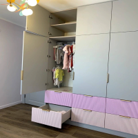 Шкаф в детскую цветной