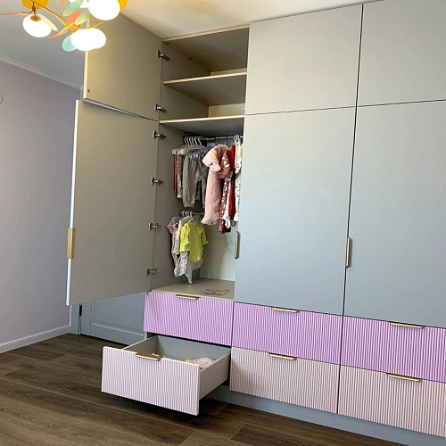 Шкаф в детскую цветной