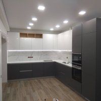 Угловая кухня с подсветкой