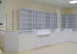 Стеллажи и стеклянные витрины с прилавком Стеллажи и стеклянные витрины с прилавком