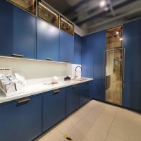 Угловая кухня с глянцевым фасадом со стеклом