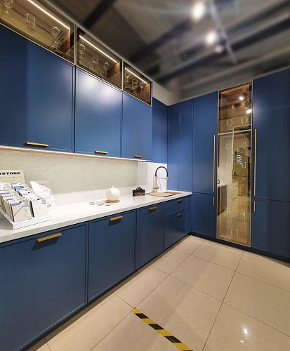 Угловая кухня с глянцевым фасадом со стеклом