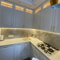 Светлая кухня из массива со столешницей из кварца