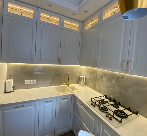 Светлая кухня из массива со столешницей из кварца