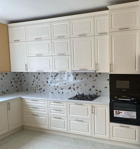 Кухня угловая белая под потолок