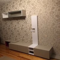 Гостиная с подвесными тумбами и полками