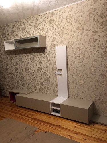 Гостиная с подвесными тумбами и полками