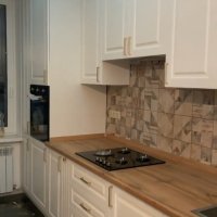 Кухня прямая (линейная) с крашеным белым фасадом