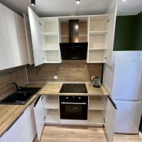 Светлая угловая кухня в современном стиле