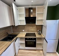 Светлая угловая кухня в современном стиле