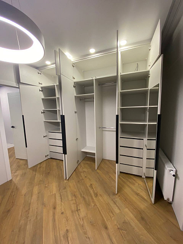 Шкаф в гостиную белый