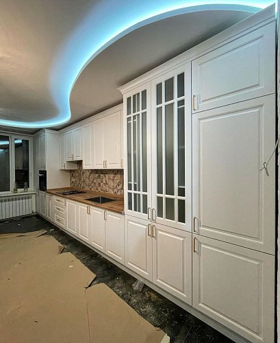Кухня прямая (линейная) с крашеным белым фасадом