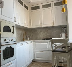 Светлая кухня из массива со столешницей из кварца