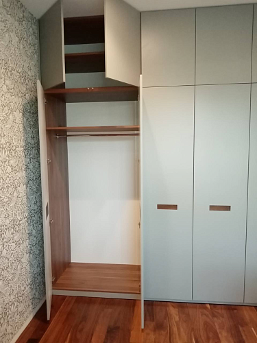 Шкаф в спальню серый