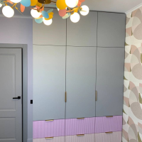 Шкаф в детскую цветной