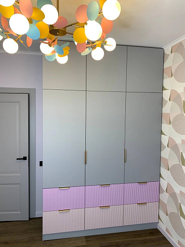 Шкаф в детскую цветной