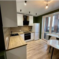 Светлая угловая кухня в современном стиле