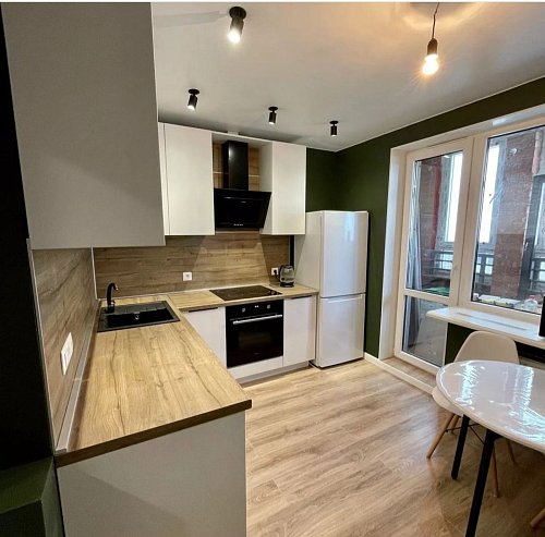 Светлая угловая кухня в современном стиле