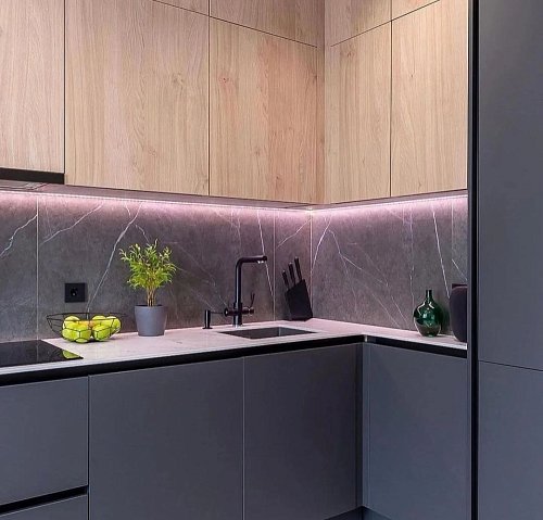 Современная линейная кухня в двух цветах