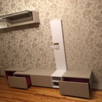 Гостиная с подвесными тумбами и полками