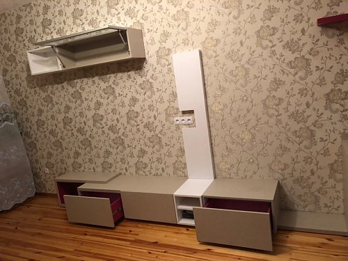 Гостиная с подвесными тумбами и полками