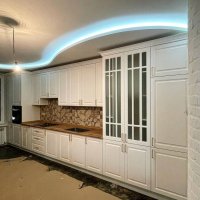 Кухня прямая (линейная) с крашеным белым фасадом