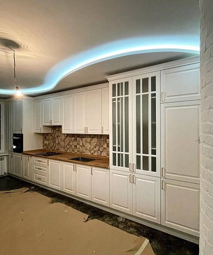 Кухня прямая (линейная) с крашеным белым фасадом