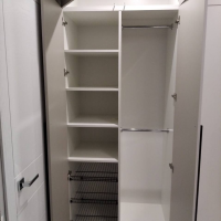 Шкаф для прихожей с черной фурнитурой