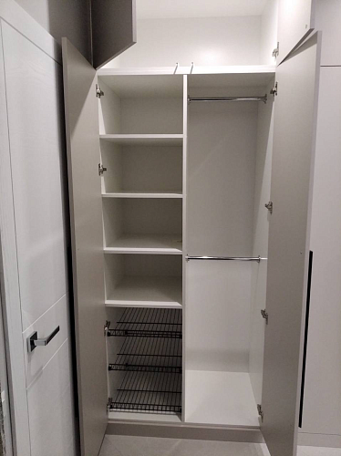 Шкаф для прихожей с черной фурнитурой