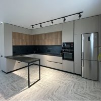 Угловая кухня с барной стойкой